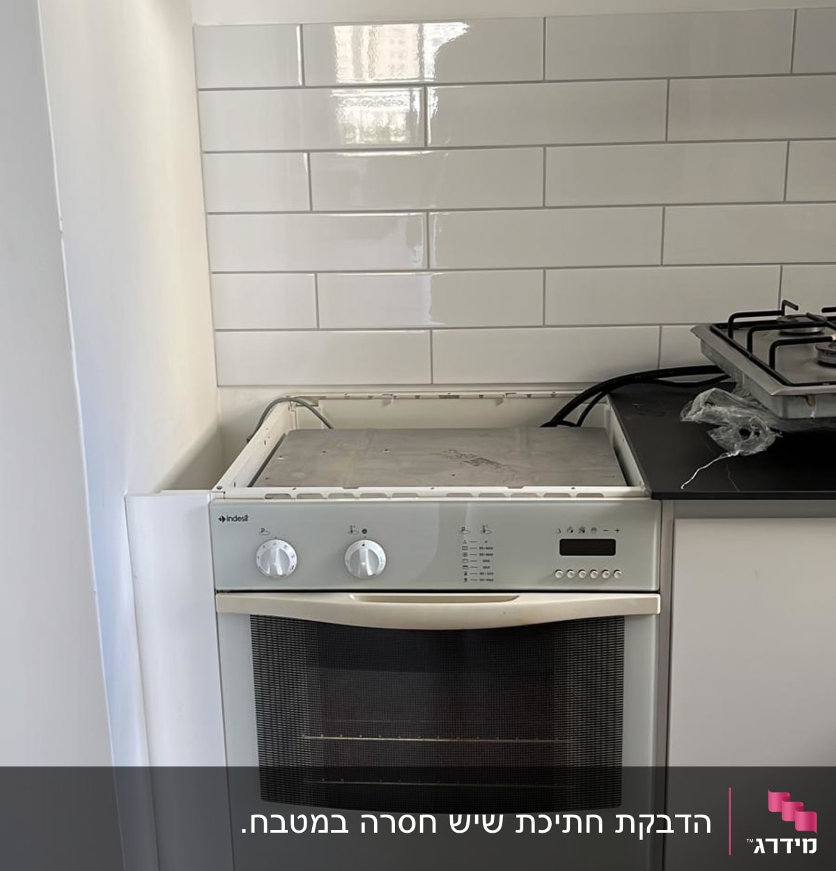 תנור ומשטח עבודה במטבח מודרני